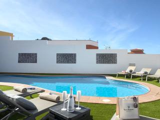 Villa Amorio a spacious modern getaway with a private heated pool & Sea Views - Adeje - 8