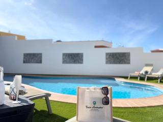 Villa Amorio a spacious modern getaway with a private heated pool & Sea Views - Adeje - 7