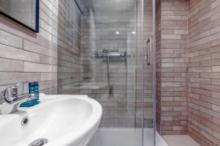 Modern 2BR apartment w/ private entrance - 4