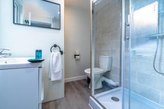 Central Designer Apt: Cafés, Bistros & Bars - Bristol - 2