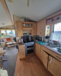 2 Bed Caravan - Sleeps 4 - Pets - Parking - Wifi - 3