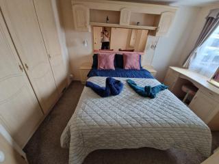 2 Bed Caravan - Sleeps 6 - Pets - Pool - Parking - 6