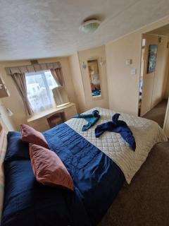 CaravanSleeps6-Parking-Pool-Mountain-PetsOk - Aberystwyth - 1