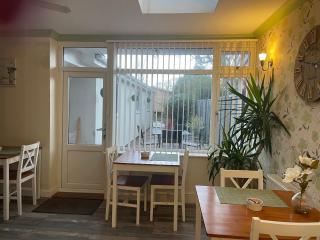 Maple Leaf Guest House - 8