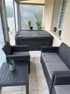 Jolie Villa indépendante climatisée 3 chambres tout confort 6 couchages, piscine chauffée 4 X 8 et jacuzzi disponibles de Mai à fin Septembre, boulodrome éclairé, ping-pong, wifi, proche commerces Animaux domestiques sur demande - 7