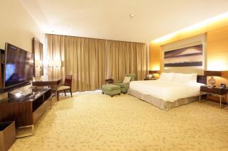 Partial Burjkhalifa View from Balcony in Dubai Mall-Studio King Bed - 9