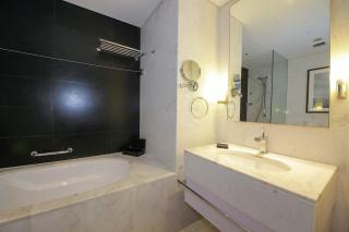 Partial Burjkhalifa View from Balcony in Dubai Mall-Studio King Bed - 1