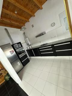 Casa ubicada en Monte hermoso, cómoda y con buena ubicación, entrada de autos, parrilla y más - Monte Hermoso - 0
