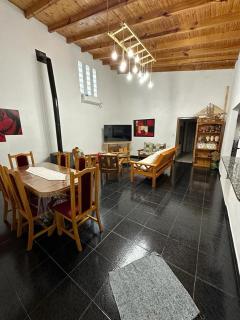 Casa ubicada en Monte hermoso, cómoda y con buena ubicación, entrada de autos, parrilla y más - Monte Hermoso - 7