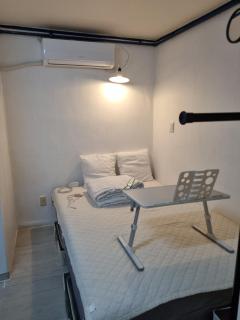 One Room in front of the Hongik University - Seul - 8