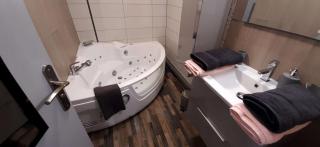 Grand Appartement Luxe avec SAUNA et BAIN LED 50m de l océan avec belle terrasse pour manger CHIEN ADMIS 2 chambres pour 4 pers avec GRANDE BAIGNOIRE BALNEO SPA - Biscarrosse - 6