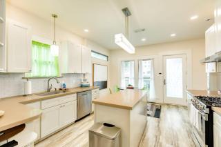 Grand Galvez Getaway - Iconic View, Quick Walk to BEACH! - 5