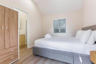 Serene 2BR Home w Grill & Yard - Auckland - 8