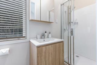 Serene 2BR Home w Grill & Yard - Auckland - 4