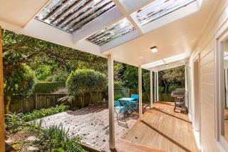 Serene 2BR Home w Grill & Yard - Auckland - 1