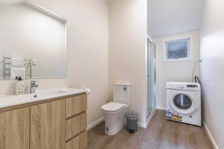 Serene 2BR Home w Grill & Yard - Auckland - 9
