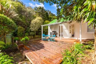Serene 2BR Home w Grill & Yard - Auckland - 3