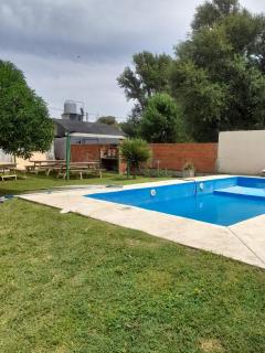 Quincho con pileta - Barrio Félix U Camet - 1