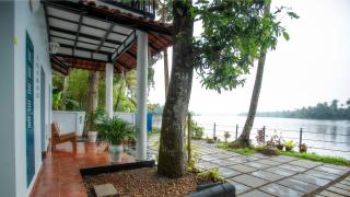 Lakefront 2BHK villa I Cozy A-frame balcony deck & BBQ grill - Kollam - 5