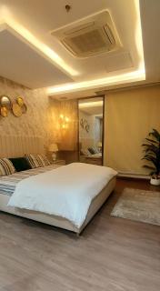 Luxury 1-Bed Apartment with Balcony in Gold Crest DHA - Lahore - 4