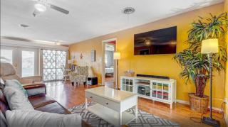 Ormond Beach House, Heated Pool and Hot tub, 2 Min Walk to Natural Beach - Ormond Beach - 3