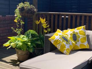 Retro metro apartment with glorious sunny garden - Cardiff - 7