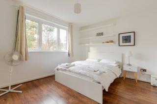 Charming 2-Bed Garden Flat - 2