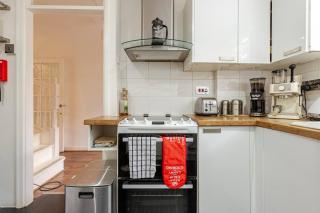 Charming 2-Bed Garden Flat - 1