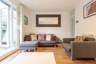 Charming 2-Bed Garden Flat - 8