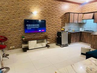 F-10 luxury park towers studio apartment 1 bed dd tvl kitchen fully furnished daily weekly monthly basis - Islamabad - 3