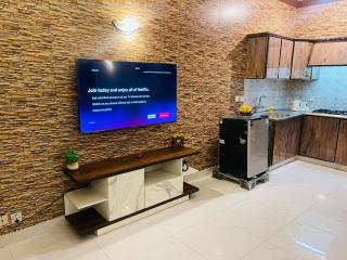 F-10 luxury park towers studio apartment 1 bed dd tvl kitchen fully furnished daily weekly monthly basis - Islamabad - 1