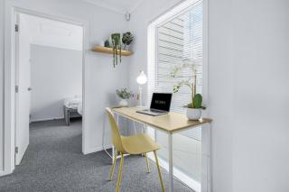 River City Retreat! King Bed & Central - By KOSH BNB - 1