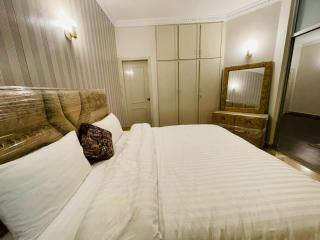 F-10 park towers luxury studio apartment 1 bed dd tv lounge kitchen furnished daily weekly - 0