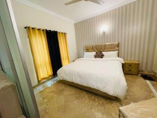 F-10 park towers luxury studio apartment 1 bed dd tv lounge kitchen furnished daily weekly - Islamabad - 6