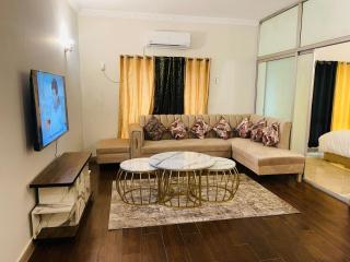 F-10 park towers luxury studio apartment 1 bed dd tv lounge kitchen furnished daily weekly - Islamabad - 2