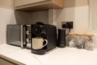 Stylish 2-Bed Apartment with Parking & City Access - 4