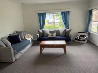 Mollymook- Walk to Beach, Surf, Golf Course & Club - 8