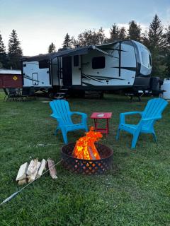 Luxury Rocky Mountain Glamping in Golden Canada Family Friendly AC Campfire Northern Lights Stargazing - Golden - 0