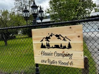 Luxury Rocky Mountain Glamping in Golden Canada Family Friendly AC Campfire Northern Lights Stargazing - 9