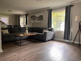 New Modern Lux Large Home 10MIN Downtown Sleeps 12 - Taylors - 9