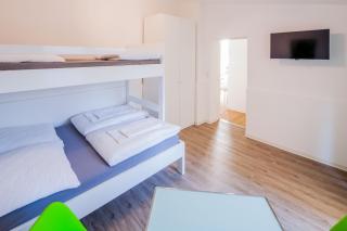 SecondHome Stuttgart - Moderne große Wohnungen nahe der hist Altstadt von Esslingen aN - versch Größen 8 - 11 - 19 Betten - 2
