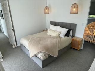 Poolside Getaway on Napier Hill - Napier - 8