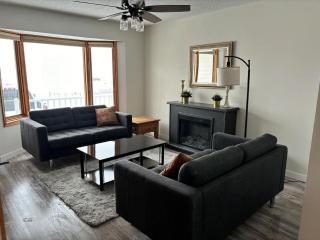 Hot-tub, Games Room, Walk-in Sauna, 7 BM, 15 mins to Waterton - Mountain View - 2