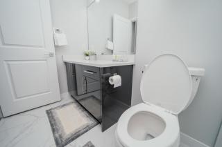 Entire 1 bed and Den Near YEG International Airport - 7