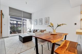 Stylish 1BR APT with Gym, Pool & Private Parking - 0