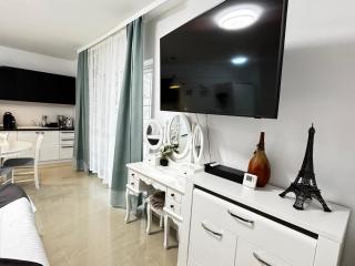 Nearby Lake Romantic Retreat - 2