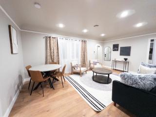 Stylish & Cozy Retreat in the Heart of LA - 9