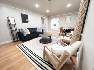 Stylish & Cozy Retreat in the Heart of LA - 8