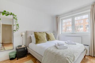 Stylish 2BD Home with Private Garden Nine Elms - 0