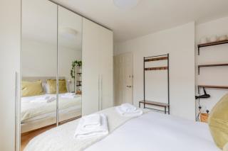 Stylish 2BD Home with Private Garden Nine Elms - London - 6